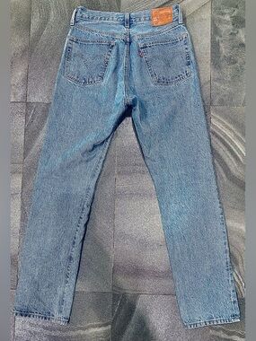 Vintage Women’s light Wash denim Levi’s straight leg high waist Size 26x30